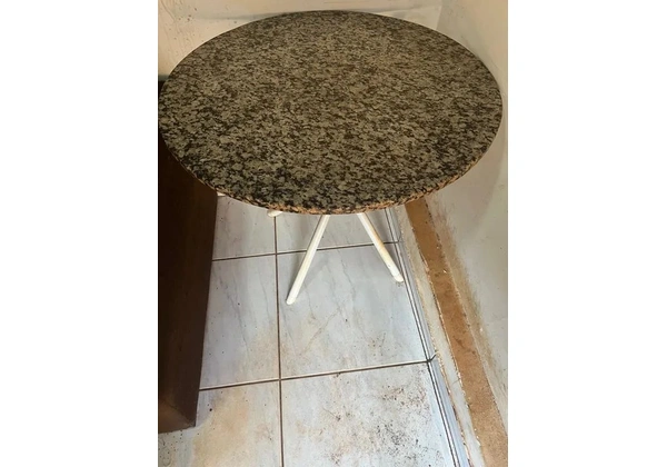 Mesa redonda com tampo granito