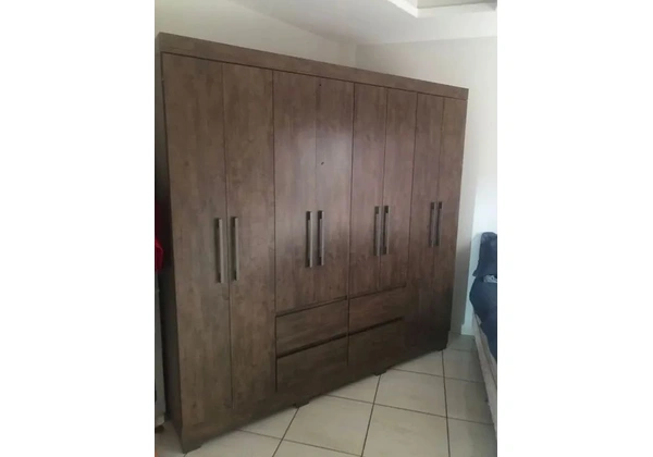 Guarda-roupa 8 portas semi novo