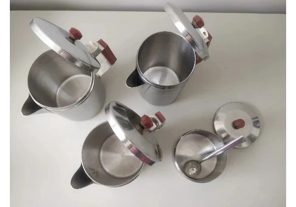 Conjunto de açucareiro com colher e três leiteiras em inox