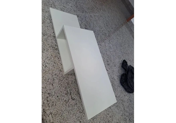 Prateleira suspensa para sala TV