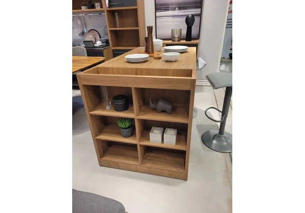 Mesa de jantar com estante integrada