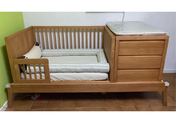 Berço Cama Multifuncional em madeira maciça de cor clara