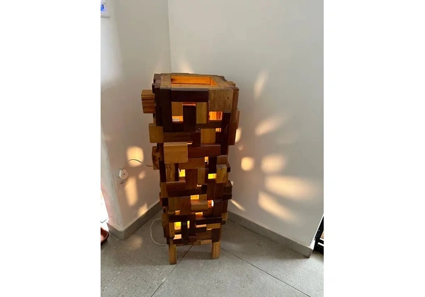 Luminária de piso com belíssima marchetaria