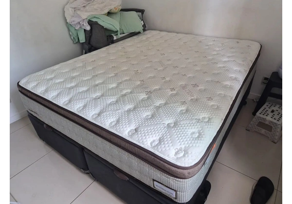 Cama Box Queen com Colchão Importado