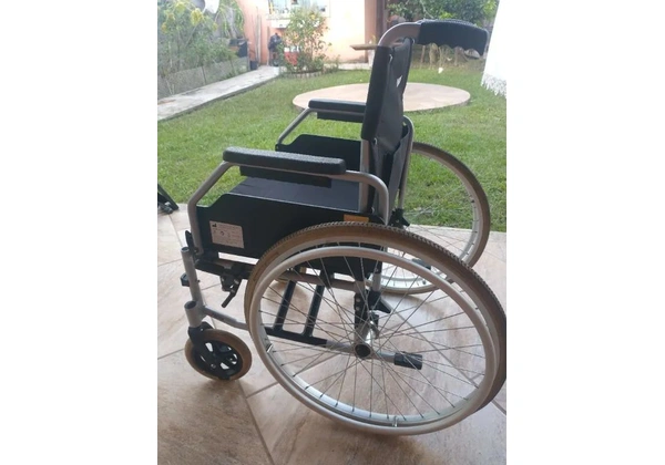 Cadeira de rodas completa sobre nova