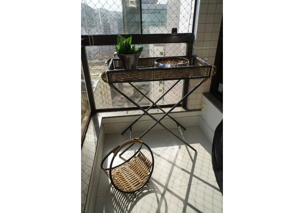 Aparador de Ferro com Tampo de Vidro + Cesta de Vime - Conjunto para Decoração