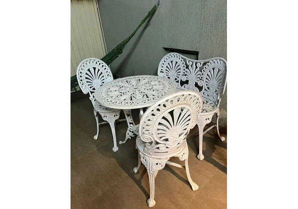 Mesa de ferro com cadeiras para jardim
