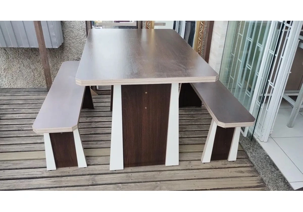 Mesa com 2 bancos semi novo entrego ler anúncio