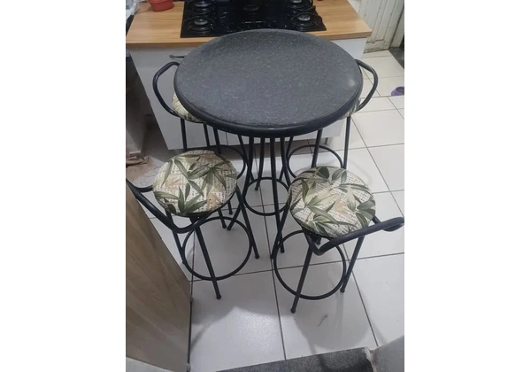 Mesa bistror com 4 banquetes