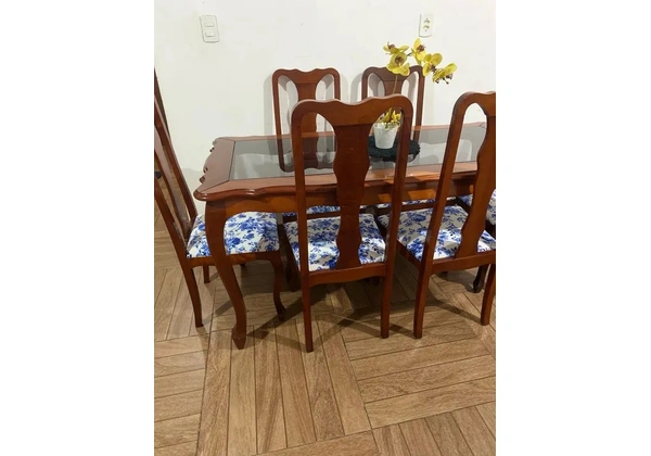 Entrego mesa em madeira maciça com 6 cadeiras