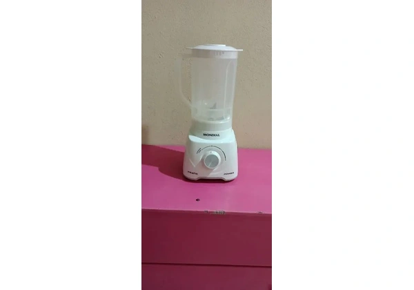 Cômoda, ventilador e liquidificador