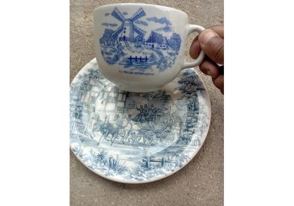 (Promoção de natal) 1 caneca + pires cena inglesa e 1 caneca tema de fruta (vai de brinde)
