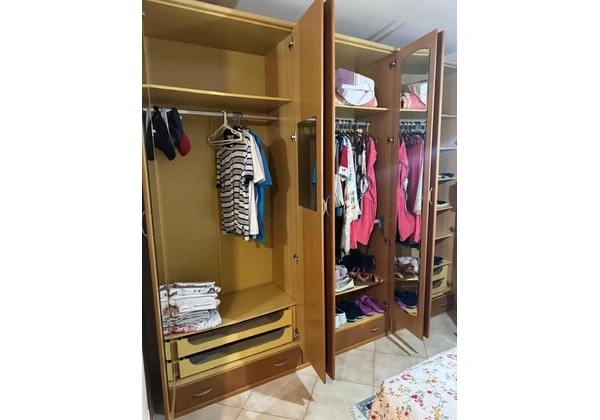 Guarda roupa com 6 portas