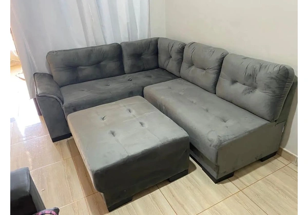 Sofá de canto com puff