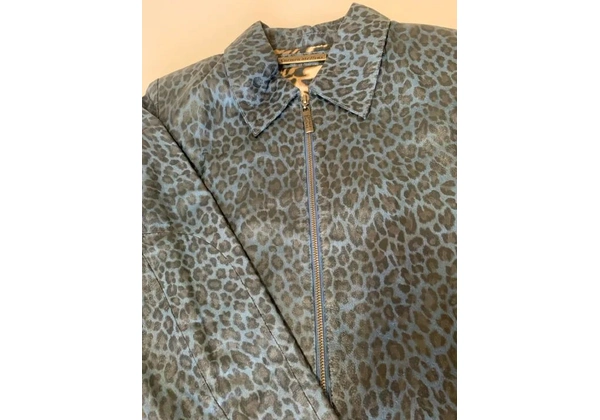 Jaqueta de couro com estampa de leopardo