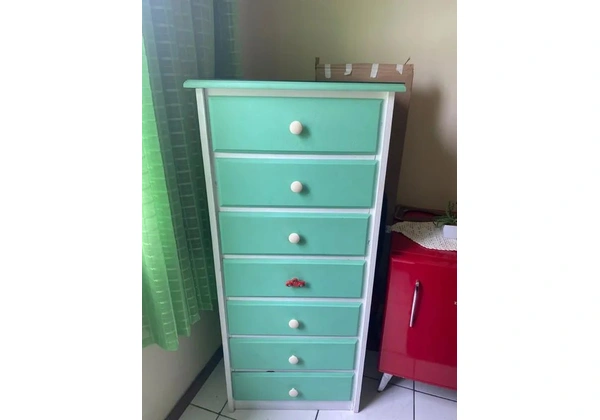 Cômoda verde e branca