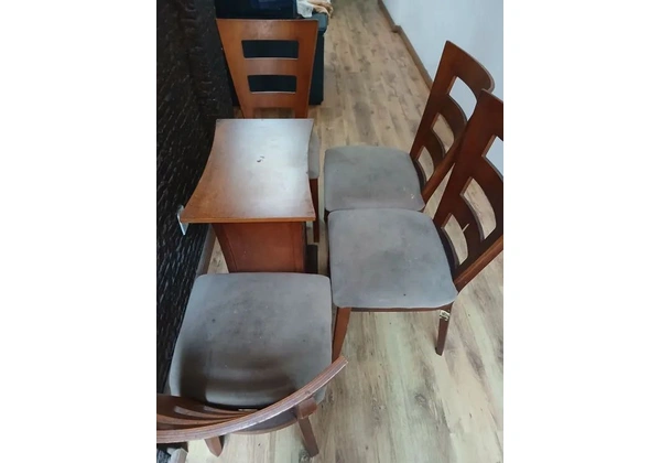 Conjunto Mesa com 4 cadeiras em madeira