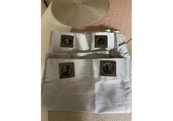 Cortinas para sala tamanho 2, 40 por 1, 70 cor cinza R$80, 00