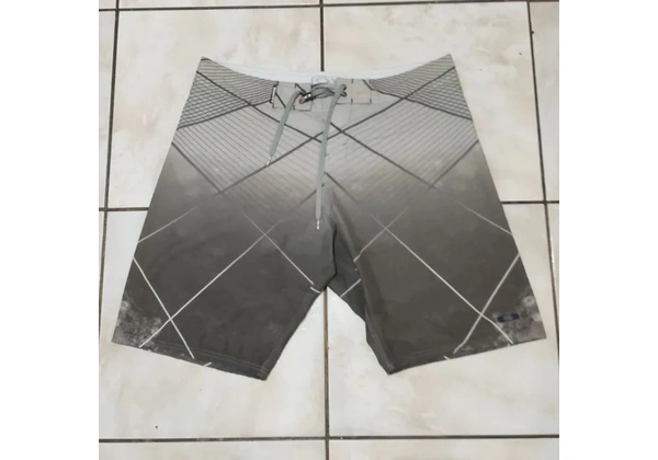 [ Original ] Bermuda Oakley Cinza Masculino [ Semi-Nova ] [ Até 18x No Cartão ]