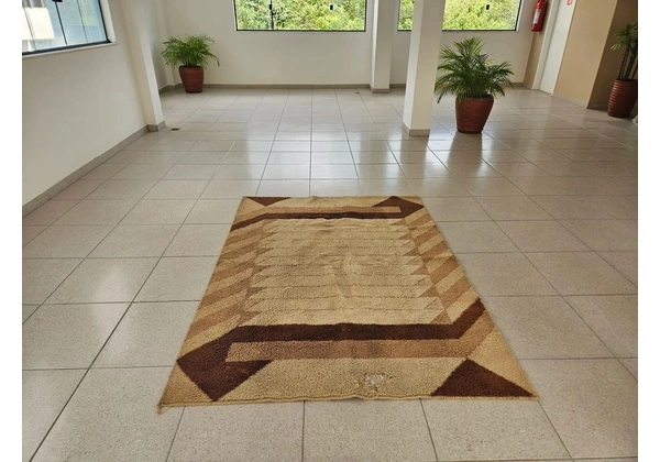 TAPETE em tecido, marrom e bege.