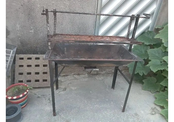 Churrasqueira retangular tamanho médio.