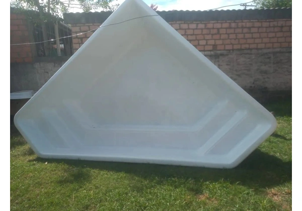 Piscina de fibra triangular restaurada