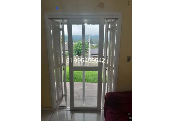 Porta de madeira branca com venezianas