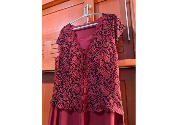 Vestido de festa - vinho/vermelho com brilhos