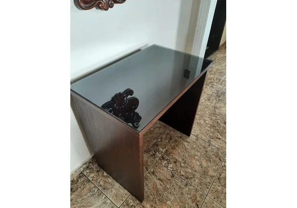 Mesa de Escritório em Madeira com Tampo de Vidro