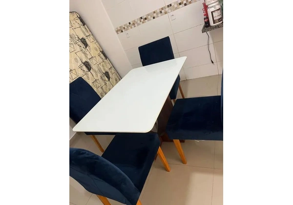 Mesa super conservada 4 lugares