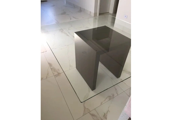 Mesa de jantar moderna em vidro temperado 10 mm com base de embuia
