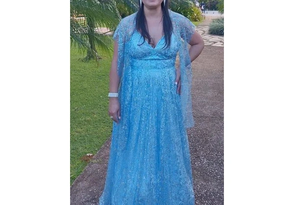 Lindo vestido de festa azul serenity em renda, forrado, com amarração nas costas e saiote