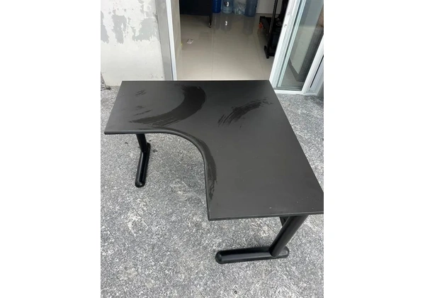 Mesinha de escritório preta bem conservada