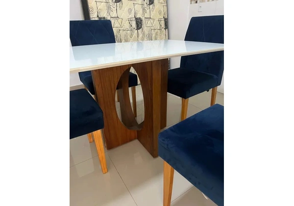 Mesa super conservada 4 lugares
