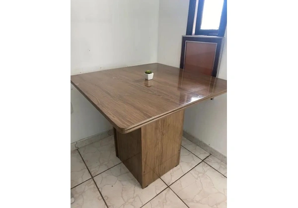 MESA EM EXCELENTE ESTADO