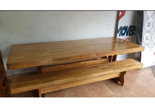 Mesa em madeira com bancos