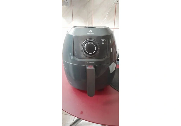 Air Fryer Electrolux 5L 220v seminova