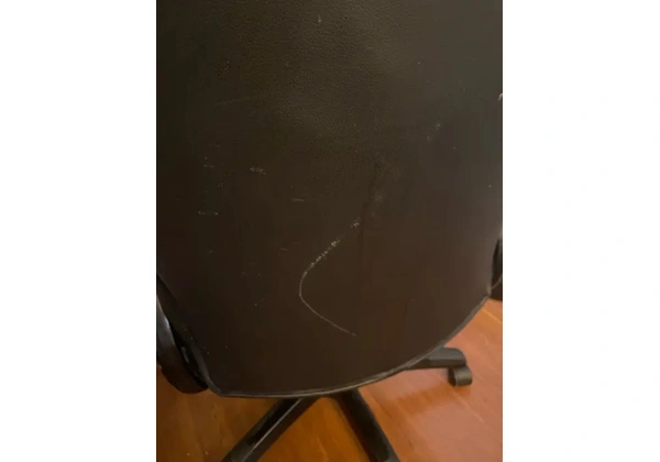 Vendo cadeira game perfeita! Ela tem um rasgo que não interfere em nada!