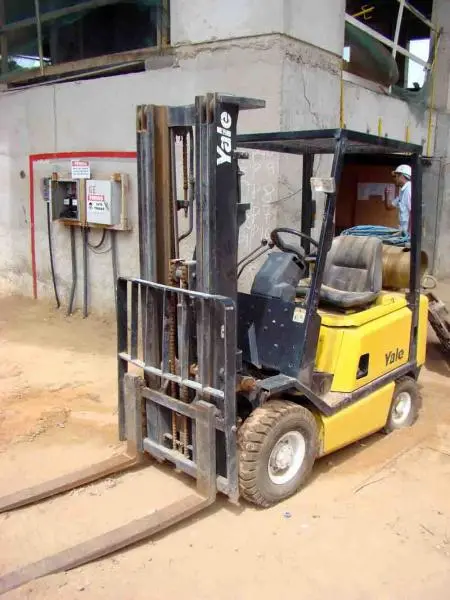 EMPILHADEIRA MARCA YALE - ANO 2001
