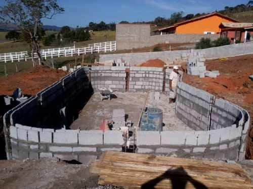 Construção de piscina de vinil e concreto