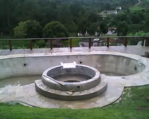 Construção de piscina de vinil e concreto
