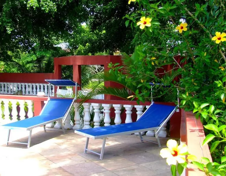 Apartamentos Mobiliados 150 m da PRAIA, com PISCINA, CHURRASQUEIRA, lindo jardim