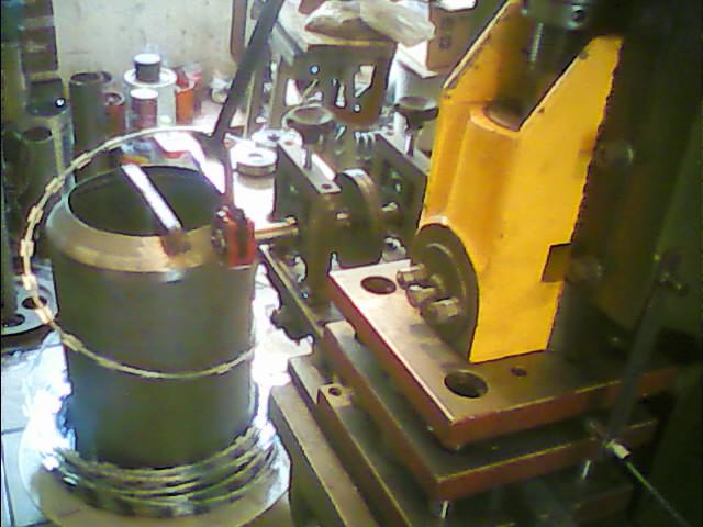 Maquina que fabrica concertina perfurante cortante aspiral