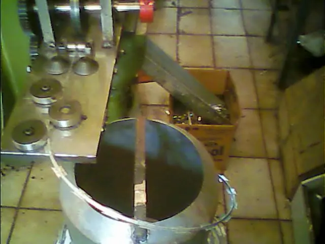Maquina que fabrica concertina perfurante cortante aspiral