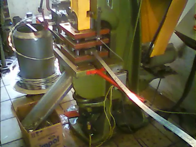 Maquina que fabrica concertina perfurante cortante aspiral