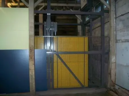 ELEVADOR DE CARGA TIPO INDUSTRIAL